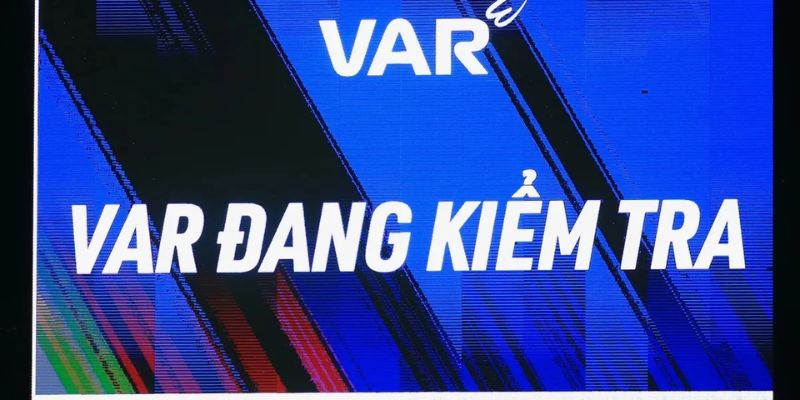 Luật Việt Vị Trong Bóng Đá - Chi Tiết Những Gì Bạn Cần Biết 3 Kiểm tra VAR để xác định lỗi việt vị cũng khiến trận đấu bị đứt đoạn
