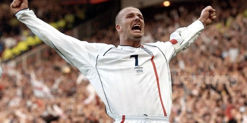 Top 10 Highlight Bóng Đá Ấn Tượng Trong Sự Nghiệp Cầu Thủ 7 Highlight David Beckham – Cú đá phạt vào lưới Greece (2001)
